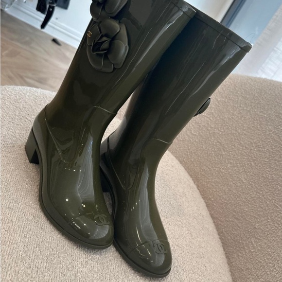 HOST PICK⭐️Authentic Chanel Camellia Flower Rain Boots ❤️ khaki Green 💚 - Picture 5 of 16
